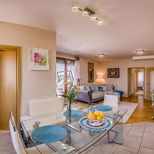  Apartment With Private 90 Sqm Rooftop, Free Parking And Air Condition